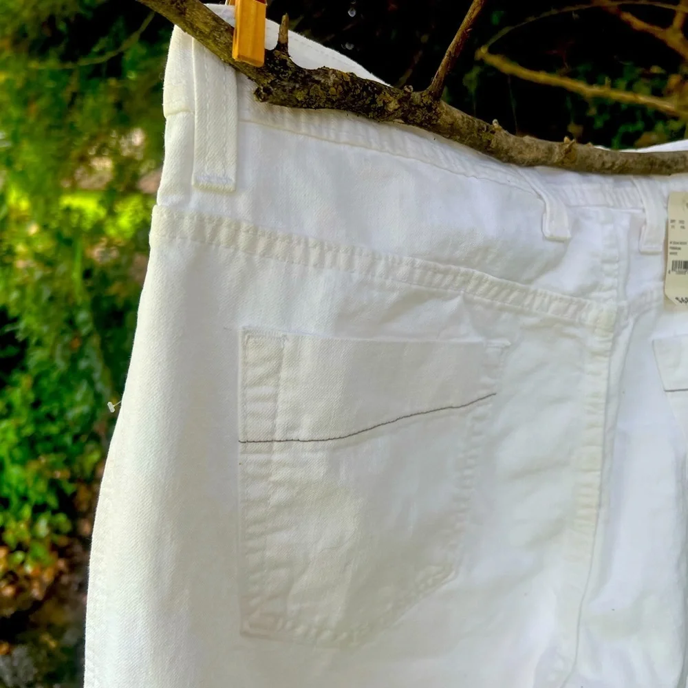 NWT- Eddie Bauer women’s Relaxed White Jeans 👖